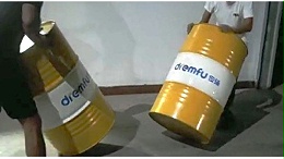 200L大桶金属加工切削液是这样搬动的！